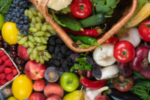 Un montón de frutas y verduras saludables